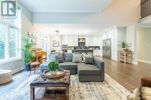 374 Woodworth Drive W, Hamilton, ON - Indoor Photo Showing Living Room