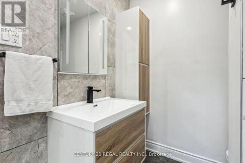 153 Clarence Street, Vaughan (West Woodbridge), ON - Indoor Photo Showing Bathroom