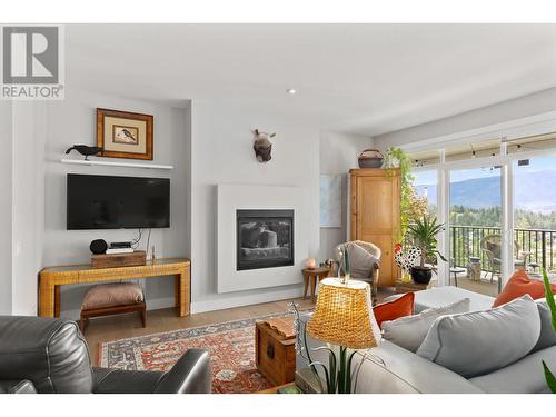 302 Upper Canyon Drive, Kelowna, BC - Indoor Photo Showing Living Room With Fireplace