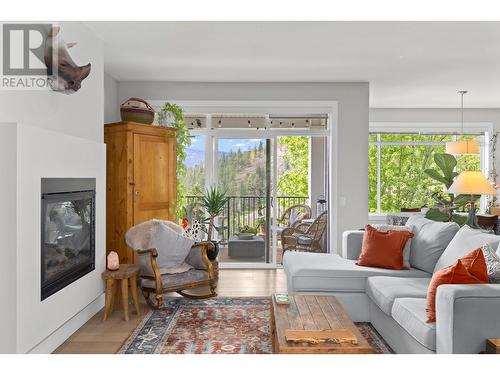 302 Upper Canyon Drive, Kelowna, BC - Indoor Photo Showing Living Room