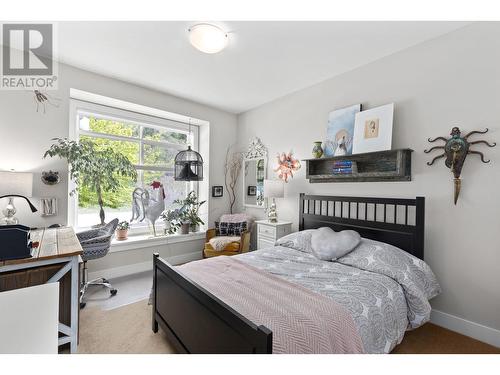 302 Upper Canyon Drive, Kelowna, BC - Indoor Photo Showing Bedroom