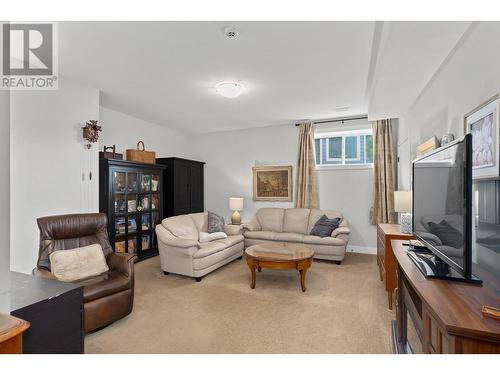 302 Upper Canyon Drive, Kelowna, BC - Indoor Photo Showing Living Room