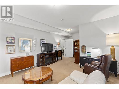 302 Upper Canyon Drive, Kelowna, BC - Indoor Photo Showing Living Room