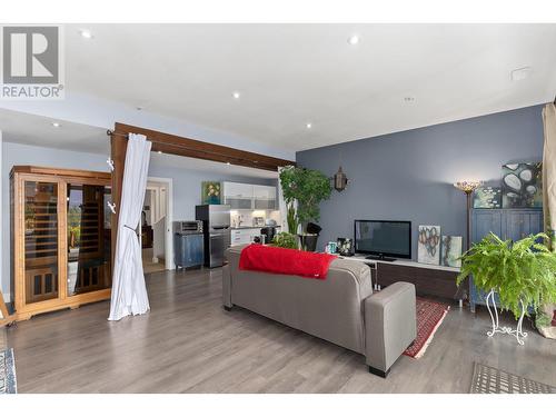 302 Upper Canyon Drive, Kelowna, BC - Indoor Photo Showing Living Room