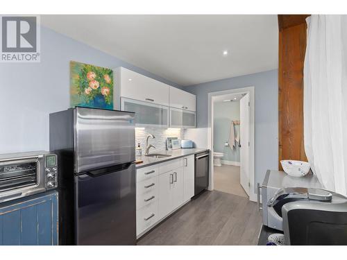 302 Upper Canyon Drive, Kelowna, BC - Indoor Photo Showing Kitchen