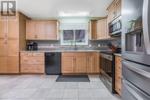 2109 Hadden Court, Kelowna, BC - Indoor Photo Showing Kitchen