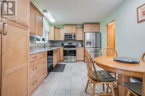 2109 Hadden Court, Kelowna, BC - Indoor Photo Showing Kitchen