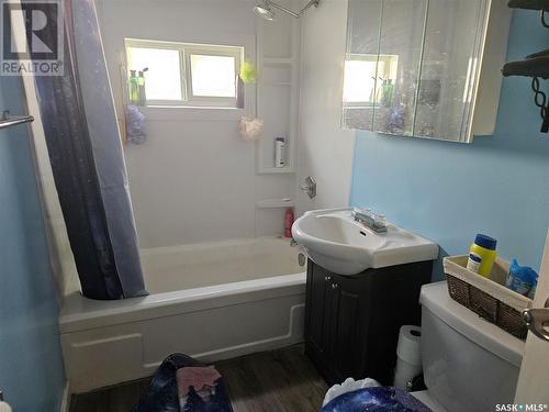 603 Chaplin Street E, Swift Current, SK - Indoor Photo Showing Bathroom