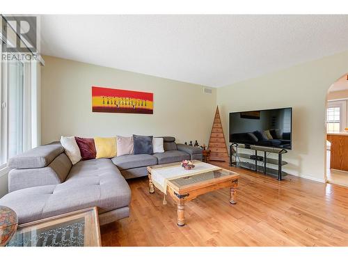 3132 Shannon Court, West Kelowna, BC - Indoor Photo Showing Living Room