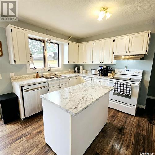 608 610 Jubilee Drive, Spy Hill, SK - Indoor Photo Showing Kitchen With Double Sink