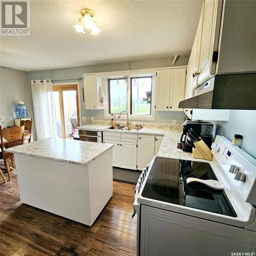 608 610 Jubilee Drive, Spy Hill, SK - Indoor Photo Showing Kitchen