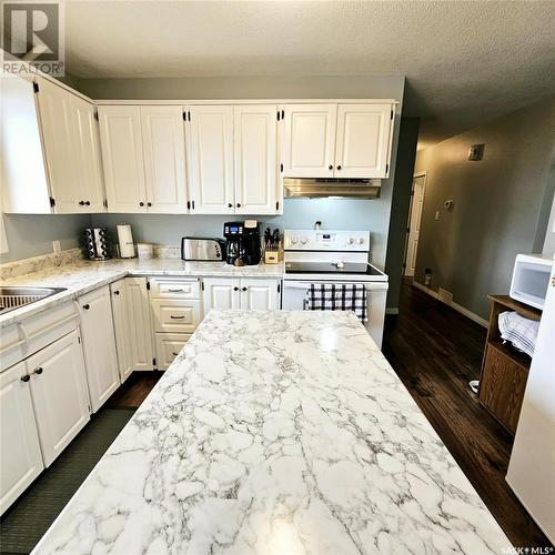 608 610 Jubilee Drive, Spy Hill, SK - Indoor Photo Showing Kitchen