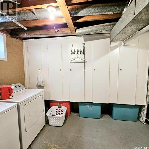 608 610 Jubilee Drive, Spy Hill, SK - Indoor Photo Showing Laundry Room