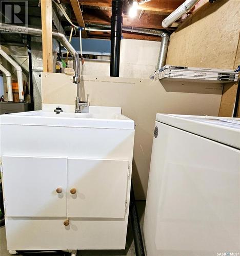 608 610 Jubilee Drive, Spy Hill, SK - Indoor Photo Showing Laundry Room