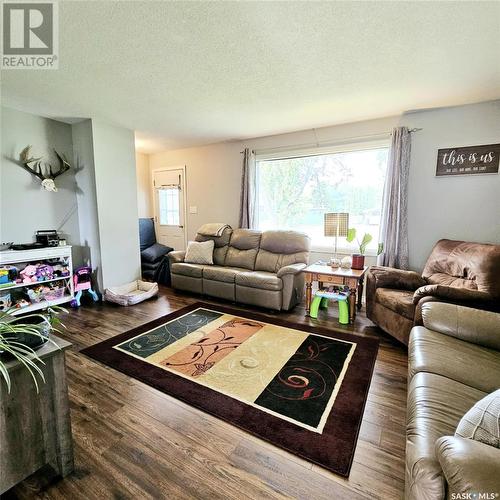 608 610 Jubilee Drive, Spy Hill, SK - Indoor Photo Showing Living Room