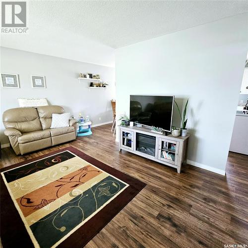 608 610 Jubilee Drive, Spy Hill, SK - Indoor Photo Showing Living Room