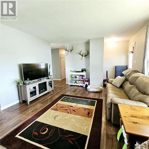 608 610 Jubilee Drive, Spy Hill, SK - Indoor Photo Showing Living Room