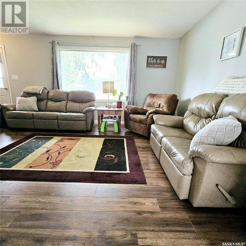 608 610 Jubilee Drive, Spy Hill, SK - Indoor Photo Showing Living Room