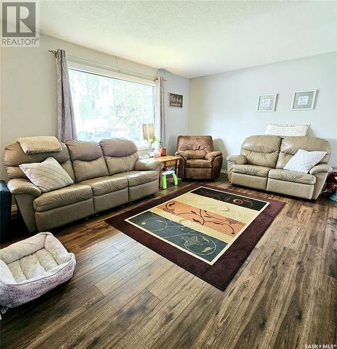 608 610 Jubilee Drive, Spy Hill, SK - Indoor Photo Showing Living Room