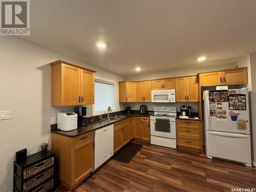 173 26Th Street, Battleford, SK - Indoor Photo Showing Kitchen With Double Sink