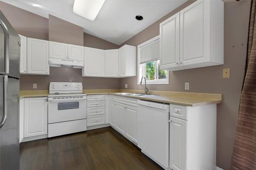 123-1801 53 Avenue, Vernon, BC - Indoor Photo Showing Kitchen