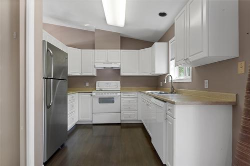 123-1801 53 Avenue, Vernon, BC - Indoor Photo Showing Kitchen