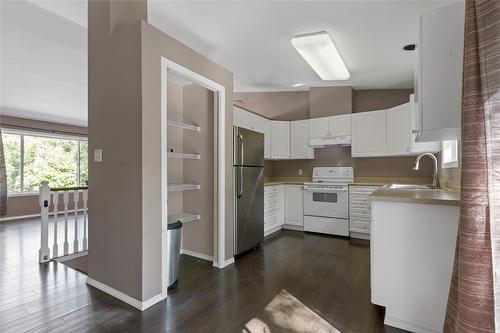 123-1801 53 Avenue, Vernon, BC - Indoor Photo Showing Kitchen