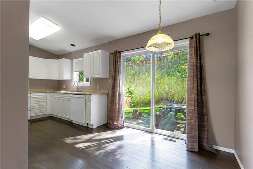 123-1801 53 Avenue, Vernon, BC - Indoor Photo Showing Kitchen