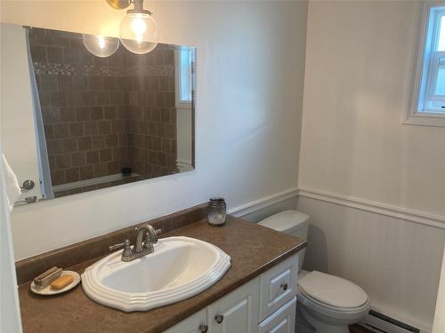 455 Donhauser Road, Kelowna, BC - Indoor Photo Showing Bathroom