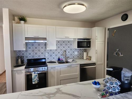 205-3295 Island Hwy West, Qualicum Beach, BC - Indoor Photo Showing Kitchen