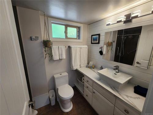 205-3295 Island Hwy West, Qualicum Beach, BC - Indoor Photo Showing Bathroom