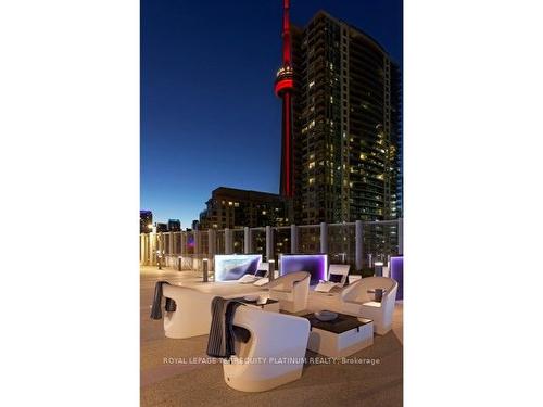 3008-10 York St, Toronto, ON - Outdoor