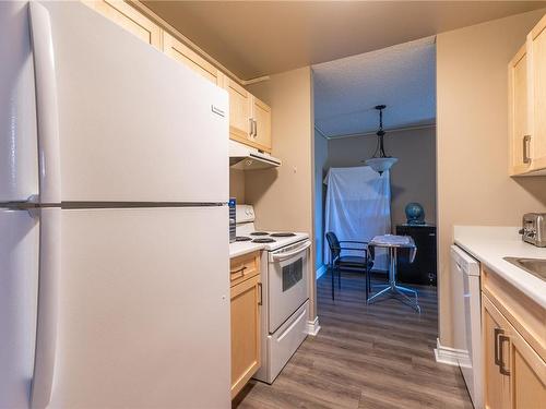 107-585 Dogwood St South, Campbell River, BC - Indoor Photo Showing Kitchen