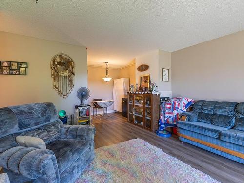 107-585 Dogwood St South, Campbell River, BC - Indoor Photo Showing Living Room