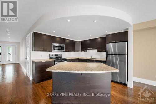 136 Montauk, Ottawa, ON - Indoor Photo Showing Kitchen With Upgraded Kitchen