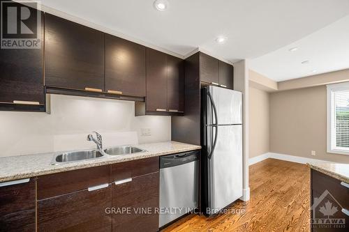 136 Montauk, Ottawa, ON - Indoor Photo Showing Kitchen With Double Sink