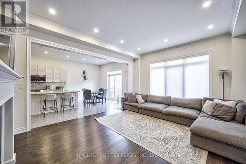 6 Clara May Avenue, East Gwillimbury, ON - Indoor Photo Showing Living Room