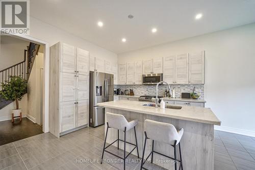 6 Clara May Avenue, East Gwillimbury, ON - Indoor Photo Showing Kitchen