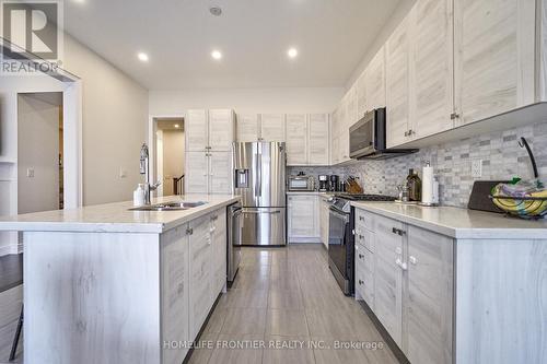 6 Clara May Avenue, East Gwillimbury, ON - Indoor Photo Showing Kitchen With Double Sink With Upgraded Kitchen