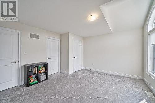 6 Clara May Avenue, East Gwillimbury, ON - Indoor Photo Showing Other Room