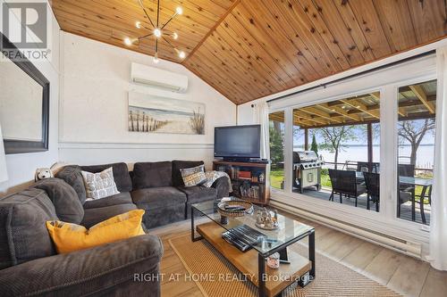 93 Oakdene Crescent, Kawartha Lakes (Little Britain), ON - Indoor Photo Showing Living Room