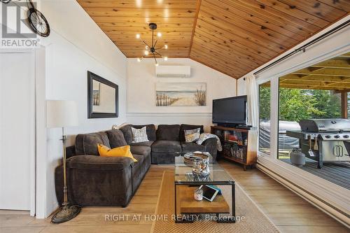 93 Oakdene Crescent, Kawartha Lakes (Little Britain), ON - Indoor Photo Showing Living Room