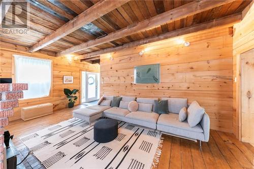 815 Pembroke Street, Pembroke, ON - Indoor Photo Showing Living Room