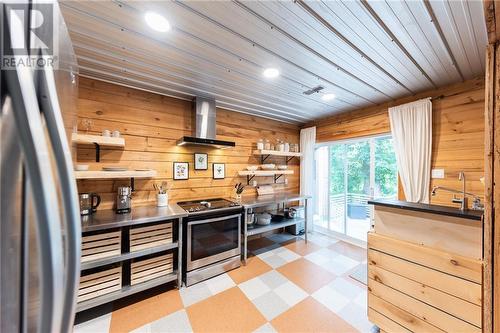 815 Pembroke Street, Pembroke, ON - Indoor Photo Showing Kitchen