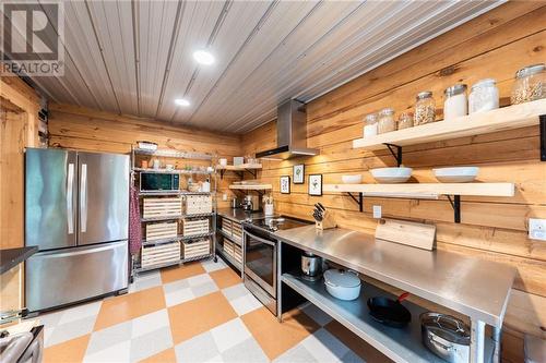 815 Pembroke Street, Pembroke, ON - Indoor Photo Showing Kitchen