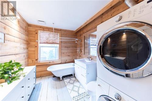 815 Pembroke Street, Pembroke, ON - Indoor Photo Showing Laundry Room