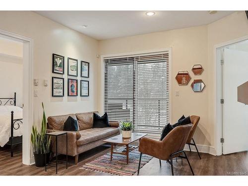 317-1335 Bear Mountain Pkwy, Langford, BC - Indoor Photo Showing Living Room