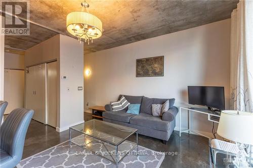 501 - 383 Cumberland Street, Ottawa, ON - Indoor Photo Showing Living Room