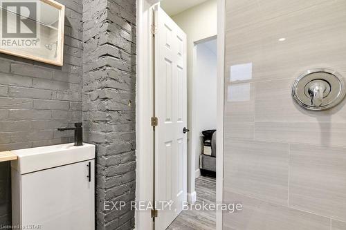 337 Boler Road, London, ON - Indoor Photo Showing Bathroom