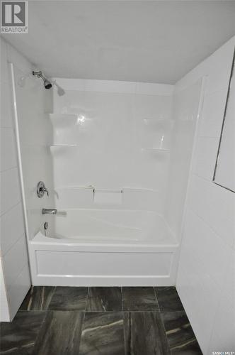 205 537 4Th Avenue N, Saskatoon, SK - Indoor Photo Showing Bathroom